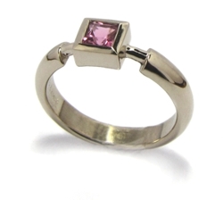 Quadratischer rosa Turmalin Ring